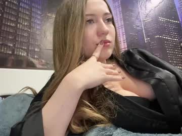 Raelynnsewell Chaturbate stream image from February 18, 2025