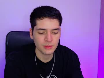 Emilionavarroz Chaturbate stream image from February 19, 2025