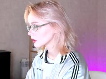 Blondyliluu Chaturbate stream image from February 20, 2025