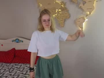 Queeniegladish Chaturbate stream image from February 20, 2025