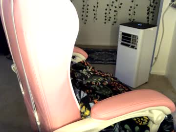 Allyoursss1212 Chaturbate stream image from February 21, 2025
