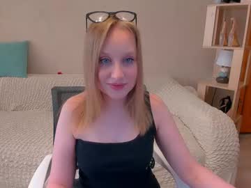 Oliviabloomer Chaturbate stream image from February 21, 2025