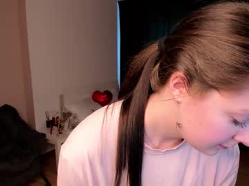 Primrosebeese Chaturbate stream image from February 21, 2025