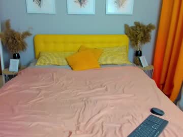Xenaolsen Chaturbate stream image from February 21, 2025