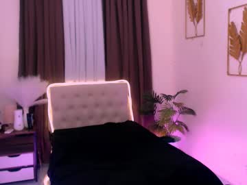 Shainecollins Chaturbate stream image from February 22, 2025