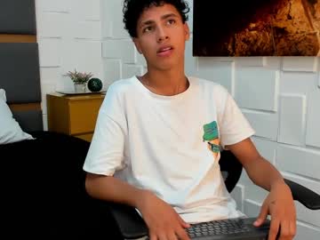 Damianbellmont Chaturbate stream image from February 24, 2025