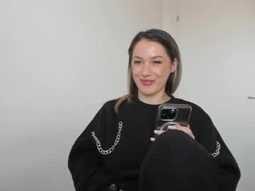 Hotxmomxx Chaturbate stream image from February 24, 2025