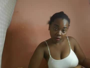 Momine Chaturbate stream image from March 05, 2025