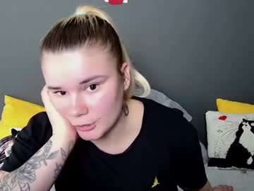 Selenablondie Chaturbate stream image from March 11, 2025
