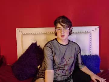 Kun_Clove Chaturbate stream image from March 11, 2025