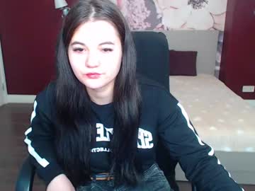 Elinamils Chaturbate stream image from March 12, 2025