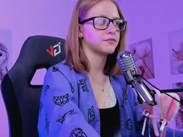 Lunawiinters Chaturbate stream image from March 12, 2025