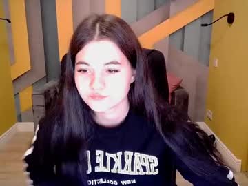 Elinamils Chaturbate stream image from March 13, 2025