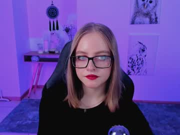 Lunawiinters Chaturbate stream image from March 13, 2025
