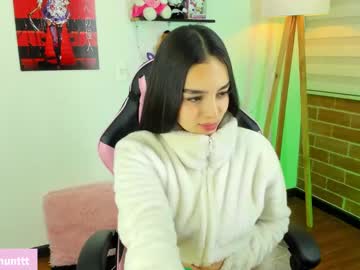 Bellahunterr Chaturbate stream image from March 18, 2025