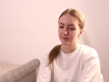 Eadlincilley Chaturbate stream image from March 19, 2025