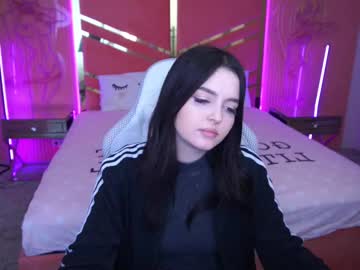 Prettyshinee Chaturbate stream image from March 19, 2025