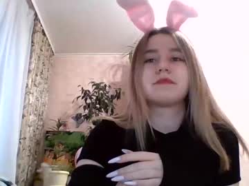 Olya_Moormeir Chaturbate stream image from March 19, 2025