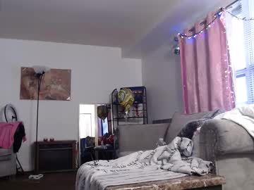 Carliecreams Chaturbate stream image from March 21, 2025