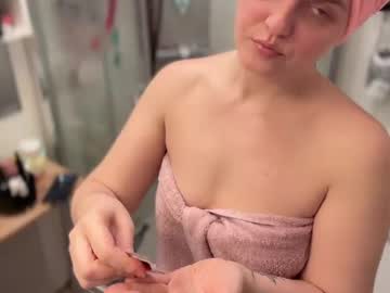Aimeebutton Chaturbate stream image from March 21, 2025