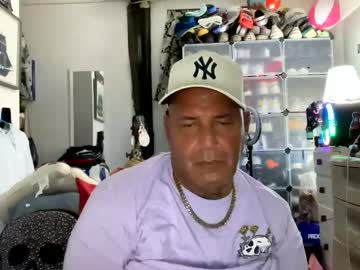Builtguy820288 Chaturbate stream image from March 23, 2025