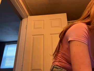 Lilymae98 Chaturbate stream image from March 23, 2025