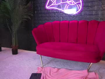 Kenziereveess Chaturbate stream image from March 24, 2025