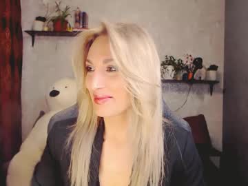 Millaxqueen Chaturbate stream image from March 24, 2025