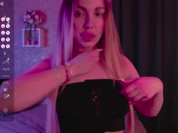 Holly_Molly8 Chaturbate stream image from March 24, 2025