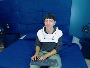 Small_Handss Chaturbate stream image from March 25, 2025