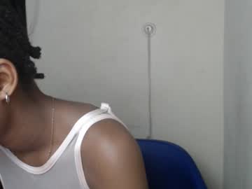 Creamyxmuffin Chaturbate stream image from March 26, 2025