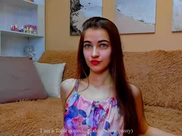 Vikiberry Chaturbate stream image from March 28, 2025