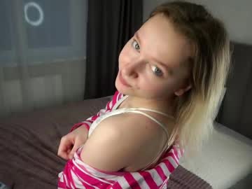 Darlineguyse Chaturbate stream image from March 29, 2025