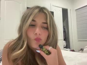 Realchrissyxx Chaturbate stream image from March 31, 2025