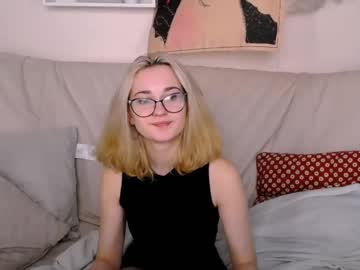 Monamure Chaturbate stream image from April 01, 2025