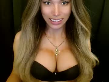 Imyour_Queen10 Chaturbate stream image from April 01, 2025
