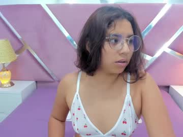 Dafnemoore Chaturbate stream image from April 01, 2025