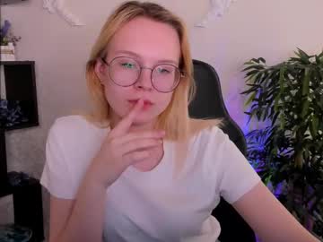 Kira_Bright Chaturbate stream image from April 02, 2025