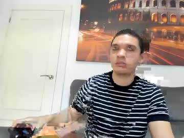 Aaronhugexxl Chaturbate stream image from April 02, 2025