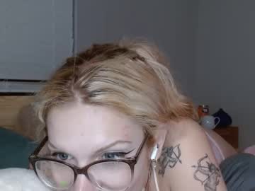Luv4ari Chaturbate stream image from April 03, 2025
