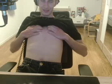 Overkneebabe Chaturbate stream image from April 05, 2025