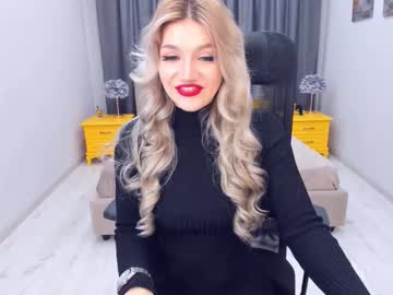 Selenaemoore Chaturbate stream image from April 10, 2025
