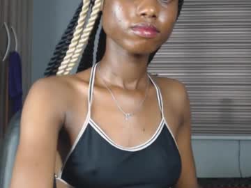 Coco_Petitqueen Chaturbate stream image from April 10, 2025