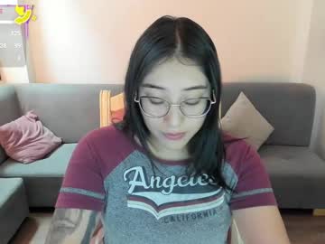 Hottbee1 Chaturbate stream image from April 10, 2025