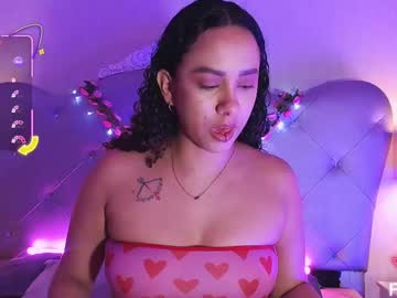 Everlymore_ Chaturbate stream image from April 10, 2025