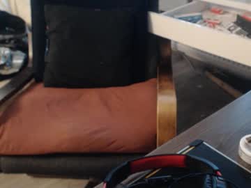 Kompura Chaturbate stream image from April 11, 2025