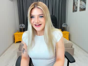 Selenaemoore Chaturbate stream image from April 12, 2025