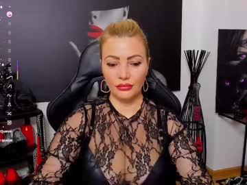 Queencatsnow Chaturbate stream image from April 13, 2025
