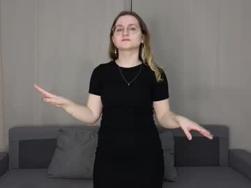 Cloverelletta Chaturbate stream image from April 15, 2025