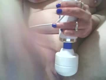 Teasequeenxo Chaturbate stream image from April 15, 2025